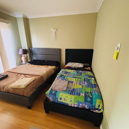 Room With Private Patio Next To Toronto Airport ミシサガ エクステリア 写真