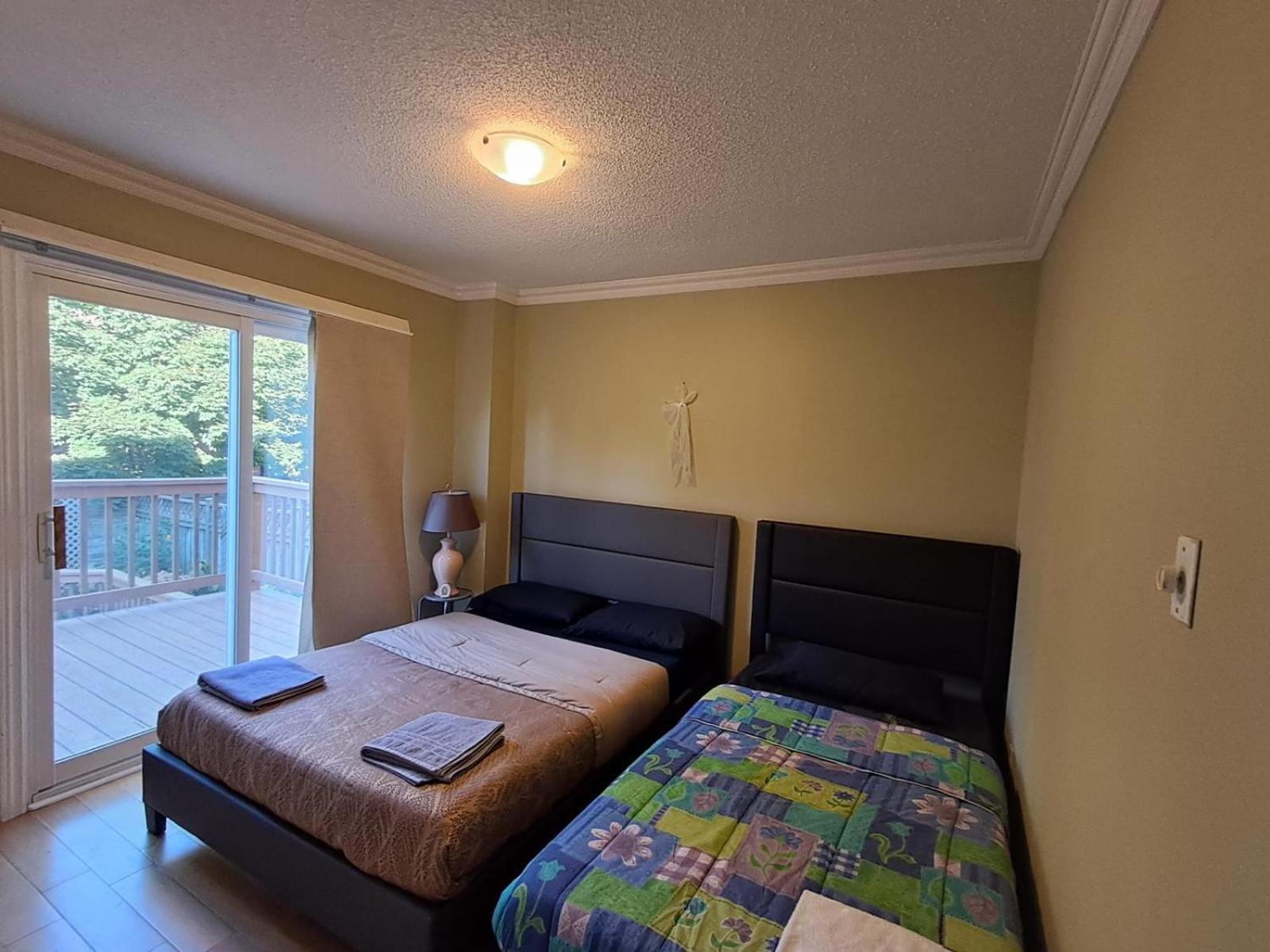Room With Private Patio Next To Toronto Airport ミシサガ エクステリア 写真