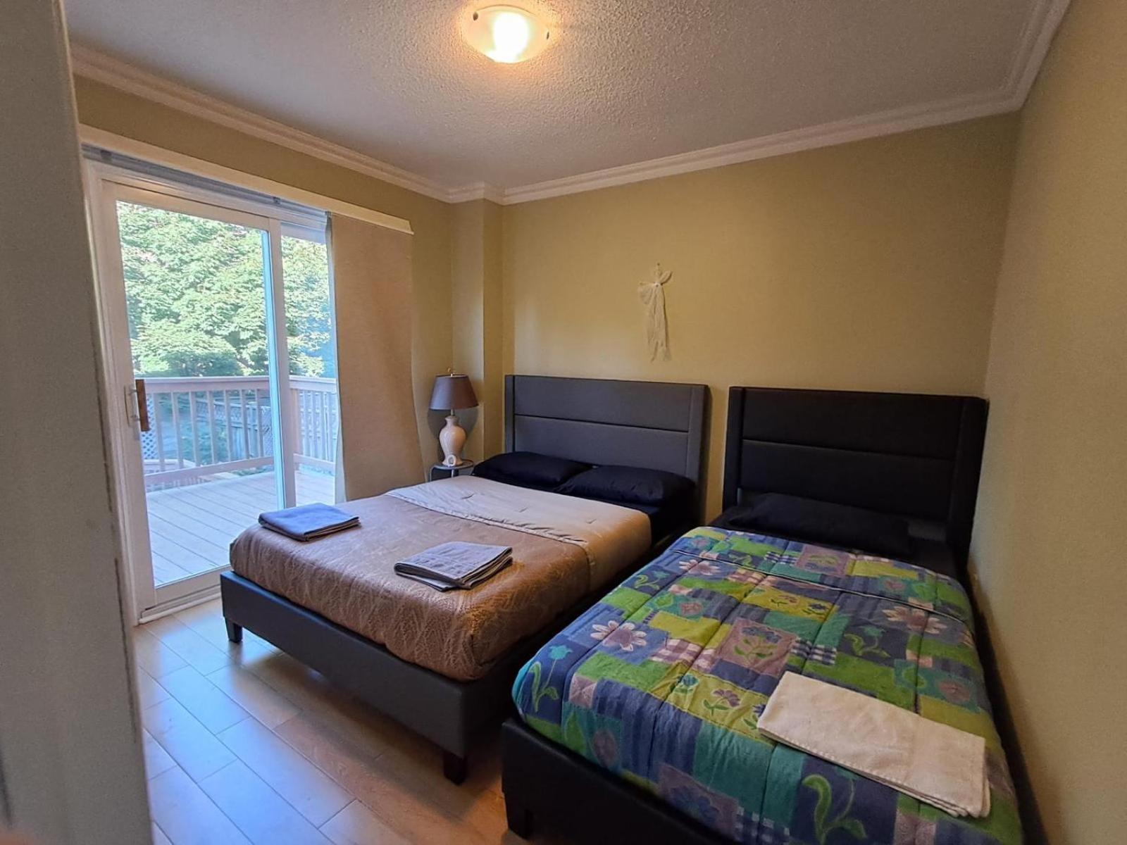 Room With Private Patio Next To Toronto Airport ミシサガ エクステリア 写真