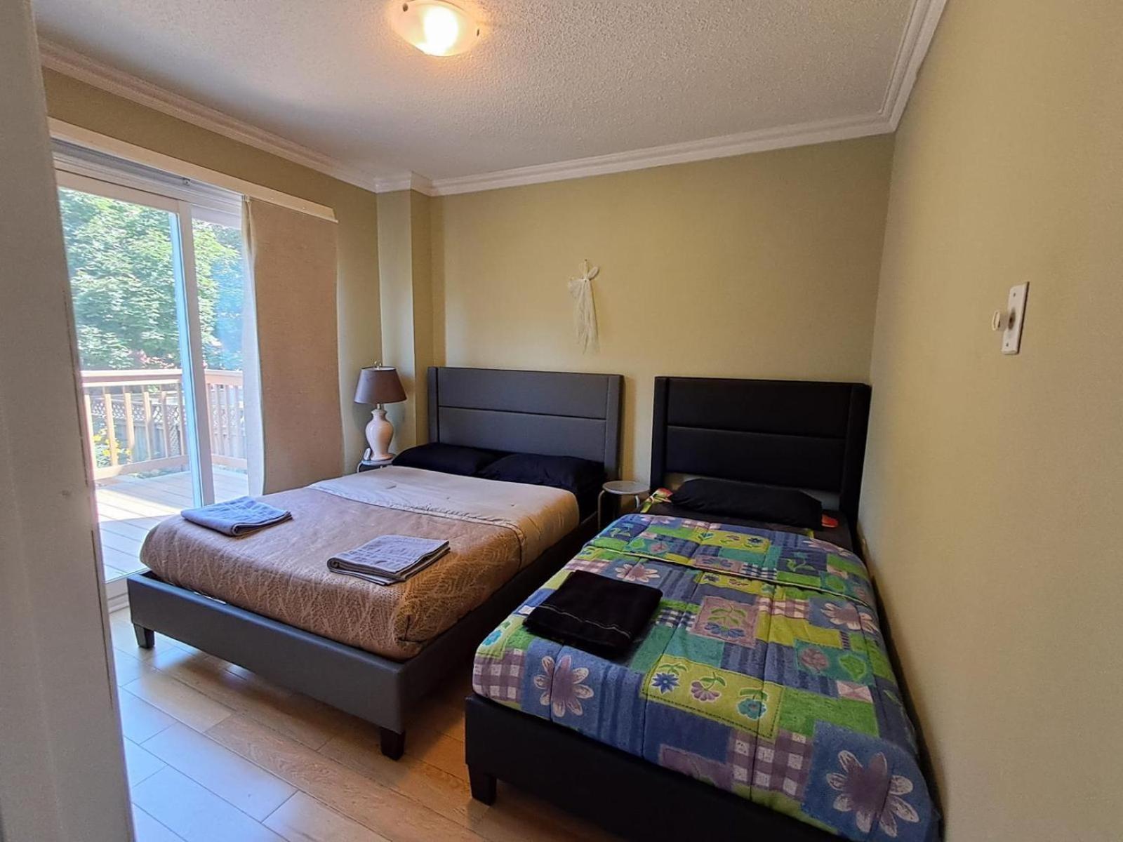 Room With Private Patio Next To Toronto Airport ミシサガ エクステリア 写真